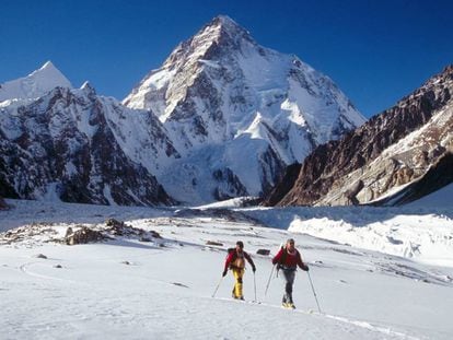 Dos montañistas regresan del K2, en 2020.