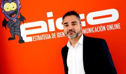 Alejandro De Pedro Llorca, ante un logotipo de una de las firmas investigadas