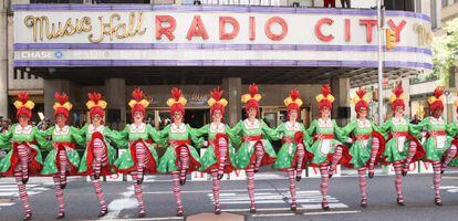 La compañía The Rockettes presentando su espectáculo navideño 2015 ante el Radio City Music Hall, en Nueva York.