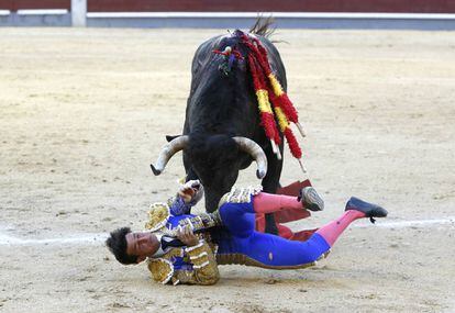 Alberto Aguilar, volteado en su segundo toro de la tarde.