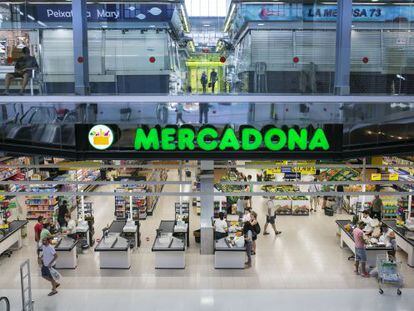 La entrada del establecimiento Mercadona en el Mercat del Ninot de Barcelona.