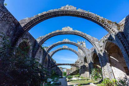 Los cuatro arcos románicos transversales son lo poco que sigue en pie de la iglesia de Santa Mariña Dozo, a cuyos pies yace uno de los cementerios de Cambados.