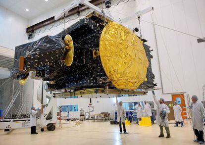 Satélite Hispasat 1E, en las instalaciones de Arianespace en la Guayana Francesa