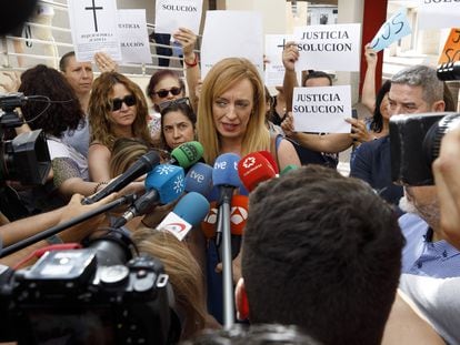 La exalcaldesa de Maracena, Berta Linares, atiende a los medios a su llegada a los juzgados en Granada, este miércoles.