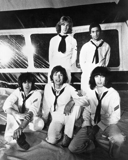 Mick Taylor y Charlie Watts (arriba), y Keith Richards, Mick Jagger y Bill Wyman (abajo), en 1974 con el estilismo marinero con el que grabaron el vídeo de 'It's Only Rock and Roll'. 