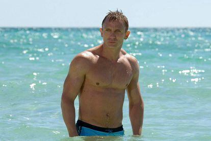 ¡Ay qué calor!

Daniel Craig (Casino Royale, Martin Campbell, 2006)
No todos los días uno se puede topar con el mismísimo James Bond emergiendo del mar como la diosa Afrodita en versión masculina y bañador (suspiros de playa). Daniel Craig finalmente se reivindicaba como ¡ Sex Bomb Bond!