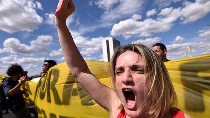 Manifestantes contrarios al &#039;impeachment&#039;, ayer en Brasilia,