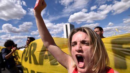 Manifestantes contrarios al 'impeachment', ayer en Brasilia,