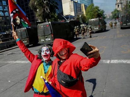 Un manifestante vestido del Joker y otro de un personaje de la serie 'La casa de papel', en las protestas antigubernamentales de Santiago de Chile este 30 de octubre. 