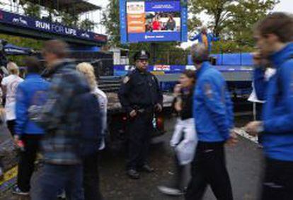 Un polic&iacute;a vigila cerca de la l&iacute;nea de meta del marat&oacute;n de Nueva York en Central Park. 