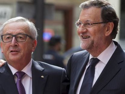 El presidente de la Comisi&oacute;n Europea, Jean-Claude Juncker, (izquierda), con el presdiente del Gobierno espa&ntilde;ol en funciones, Mariano Rajoy.