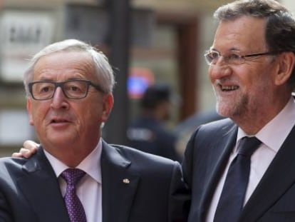 El presidente de la Comisi&oacute;n Europea, Jean-Claude Juncker, (izquierda), con el presdiente del Gobierno espa&ntilde;ol en funciones, Mariano Rajoy.