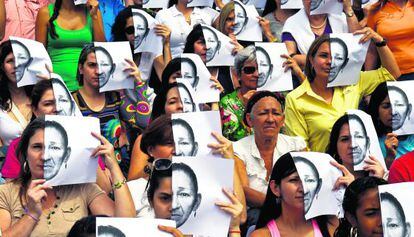 Protesta de mujeres contra la violencia en Caracas (Venezuela).