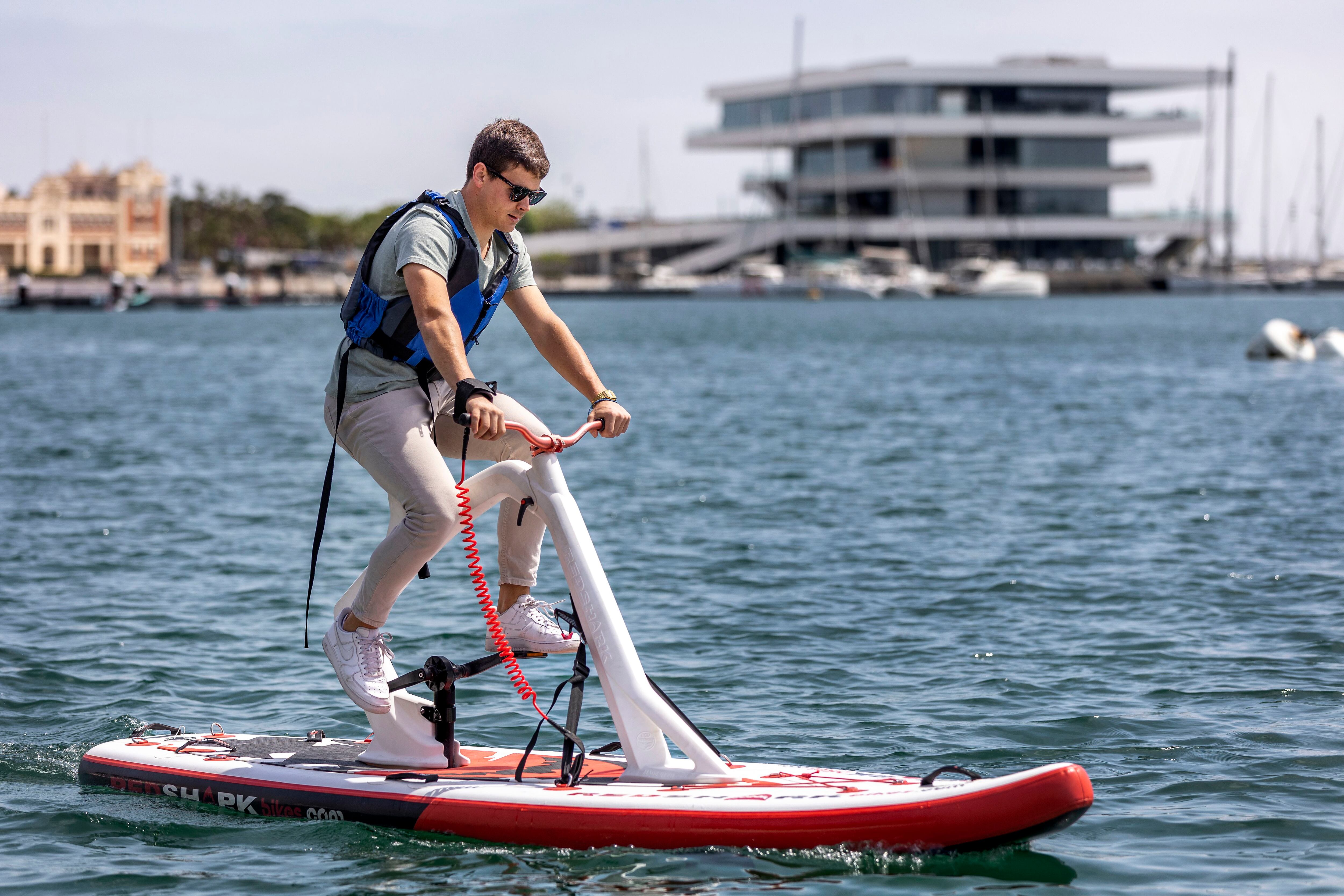 Un usuario prueba la bici de agua diseñada por la firma neozelandesa Manta en la dársena del puerto de Valencia en el transcurso de Ciclosferia. 