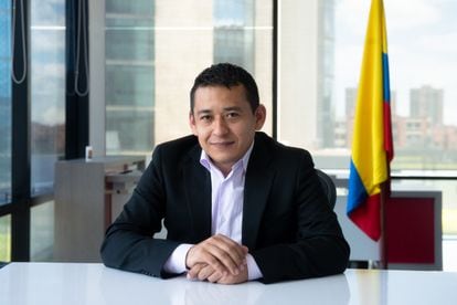 El Ministro de Ciencia Arturo Luna en su despacho en el centro de Bogotá en entrevista con El Pais, el 17 de Agosto 2022.