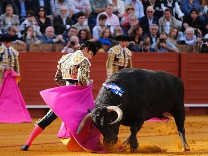 José Garrido, en un remate con el capote al primer toro de su lote.