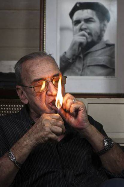 Liborio Noval, fotógrafo fallecido en septiembre de 2012, enciende un habano.