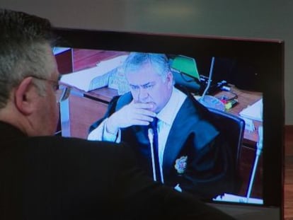 Juan Antonio Roca, de espaldas y el fiscal L&oacute;pez Caballero.