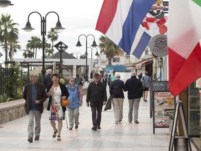 Varios turistas en Torremolinos, Málaga.