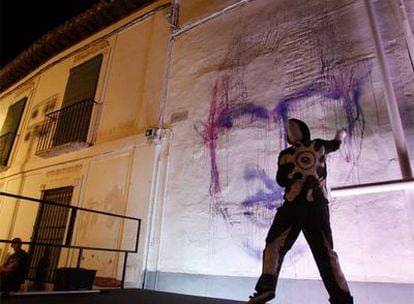 El grafitero Suso 33, durante su intervención en el Festival de Almagro.