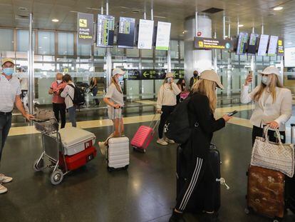 Varios grupos de turistas a su llegada al aeropuerto de Gran Canaria, el 16 de agosto.