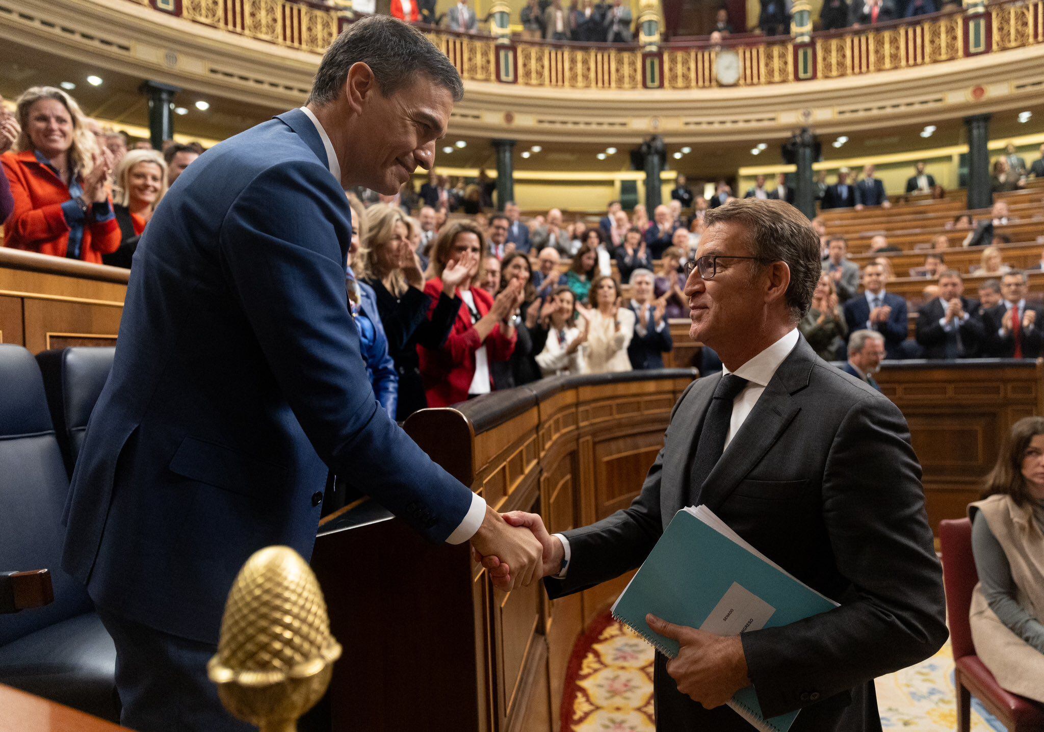Alberto Núñez Feijóo felicita a Pedro Sánchez tras haber obtenido este último la confianza del Congreso. 
