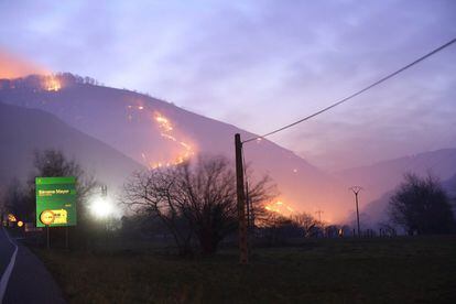 Vista general de los montes próximos a Bárcena Mayor, una de las localidades cántabras más afectadas por los incendios.