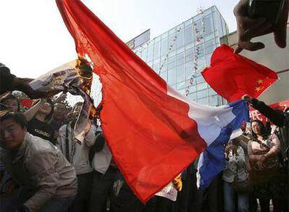 Manifestantes queman una bandera francesa frente a un supermercado Carrefour en Qingdao, al noreste de China.