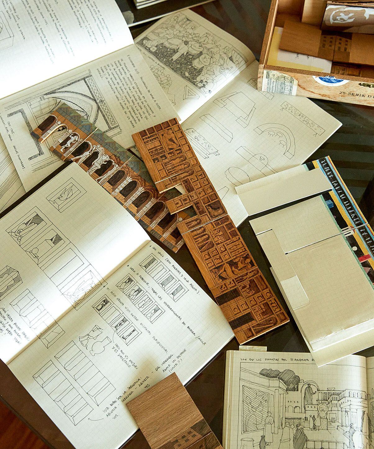 Algunos de sus apuntes y maquetas de sus proyectos, que luego pliega y conserva archivadas en cajas.