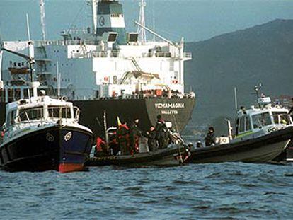 Lanchas de la policía gibraltareña junto al buque <i>Vemamagna,</i> objeto de la protesta ecologista de Greenpeace.