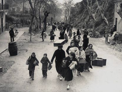 Una larga fila de españoles, cruzando la frontera de Francia en enero de 1939.