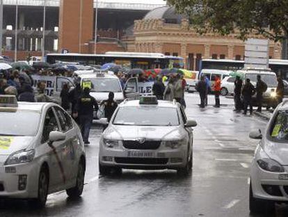 Taxistas de Madrid, se manifiestan en una marcha entre la glorieta de Atocha hasta la plaza de Cibeles, para expresar su rechazo a la entrada en servicio en la capital de Uber.