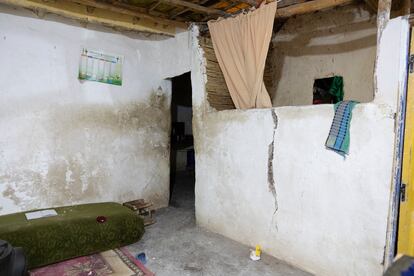 Interior de la casa de la familia Aitzagut. Debido al estado de la vivienda, la familia se ha visto obligada a dormir fuera de casa.