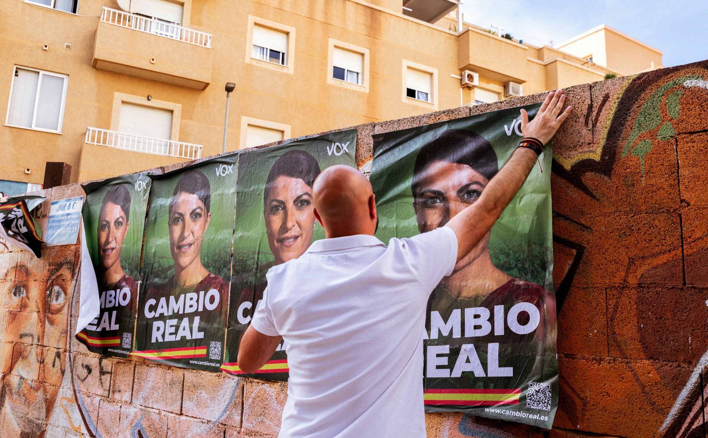 Pegada de carteles electorales de Vox en El Ejido (Almería).