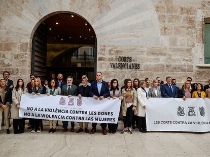 Concentración a las puertas de Les Corts, con los bloques de derecha e izquierda con dos pancartas diferentes.