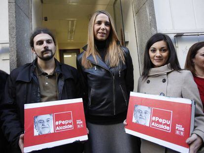 La portavoz de la candidatura de Pepu Hernández, la concejala Mar Espinar, presenta junto a voluntarios los avales en la sede del PSOE en Madrid.