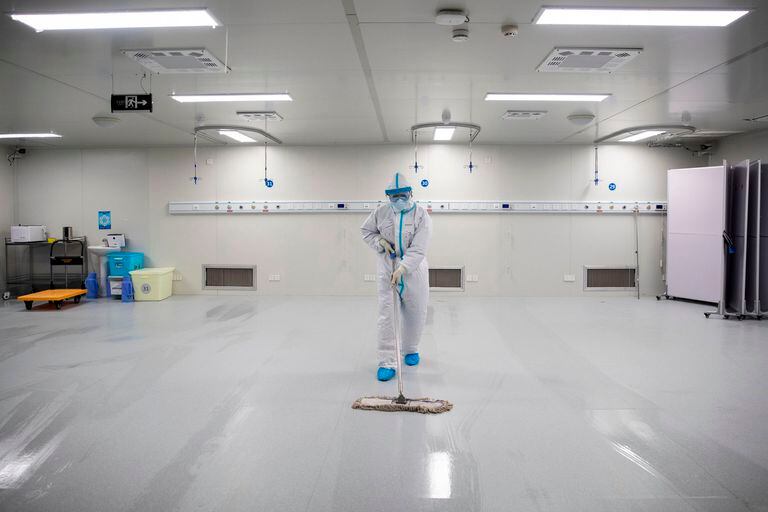 Una persona limpia el suelo en un hospital de Wuhan, en China.