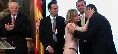 La ministra de Economía y Hacienda, Elena Salgado, saluda a los nuevos cargos del Ministerio de Hacienda.