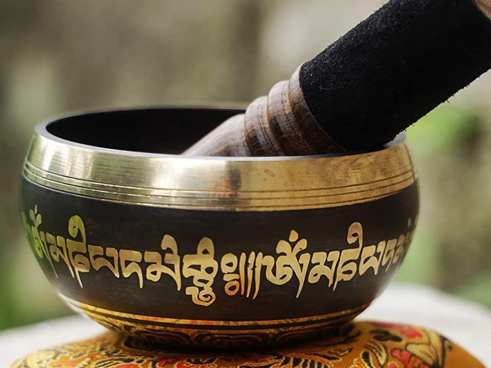 Ajuny Impresionante cuenco tibetano budista rojo viene en palo y cojín ideal para meditar 10 cm 