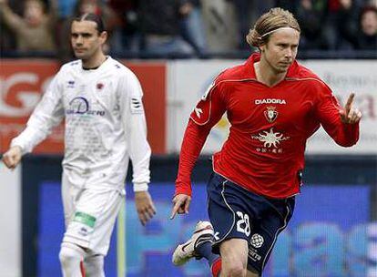 Plasil celebra su gol, con el jugador de Osasuna Sergio Ortega detrás.