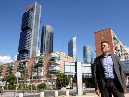 El concejal Mauricio Valiente, en un solar junto a la estación de Chamartín.