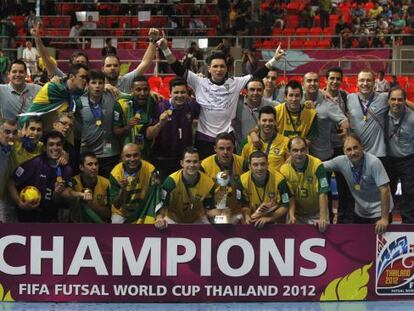 El equipo de Brasil con el trofeo.