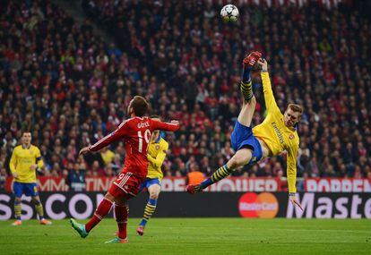 Mertesacker lucha por el balón con Goetze durante el partido de vuelta de los octavos de final de la Champions entre el Bayern de Múnich y el Arsenal.
