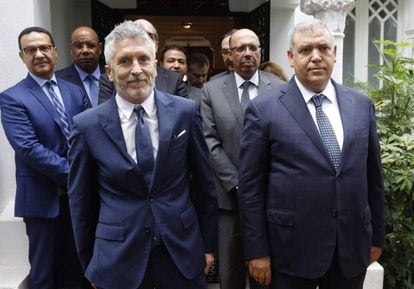 El ministro del Interior, Fernando Grande-Marlaska (izquierda), junto a su homólogo marroquí Abdeluafi Lafti, este miércoles en Rabat.