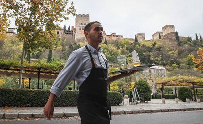 Un camarero trabaja a los pies de la Alhambra en Granada.