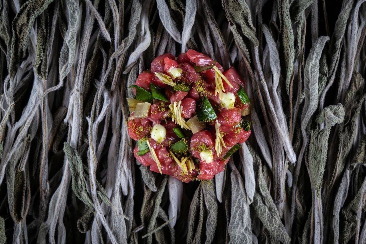 Comer flores, maridar con hierbas, guisar con raíces: una selección de los mejores libros sobre botánica y gastronomía