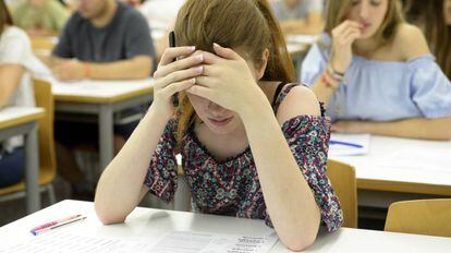 Una joven, concentrada, de un aula en el examen de Selectividad en la Universidad de Valencia.