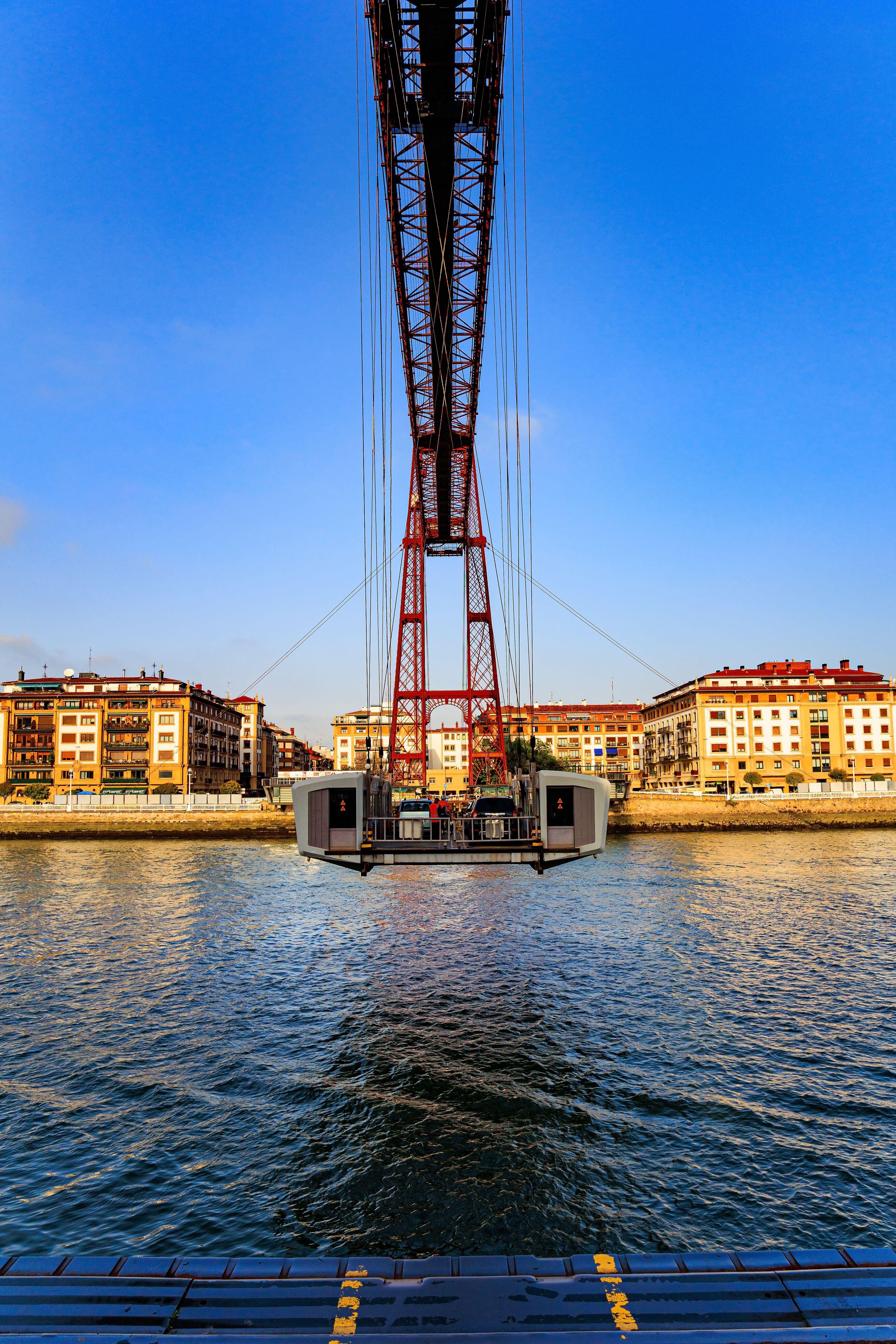 El Puente Bizkaia, popularmente conocido como Puente Colgante, une las dos márgenes de la ría del Nervión entre Portugalete y Getxo.