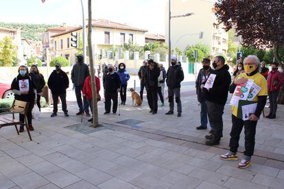 Vecinos de Molina de Aragón frente a su centro de salud, este sábado.
