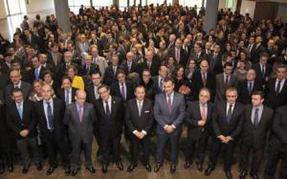 El máximo responsable de SabadellGallego y subdirector general del Banco Sabadell, Pablo Junceda (cent.), y el alcalde de Santiago, Ángel Currás (4 izq.) posan con los directivos del banco en el Palacio de Congresos de Santiago de Compostela, antes de la convención que han celebrado hoy.